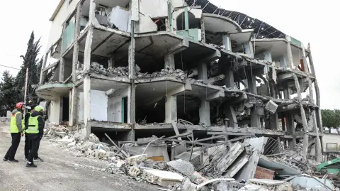 Una fotografía muestra un centro de salud destruido tras un ataque israelí en la ciudad libanesa de Burj Qalawiya.