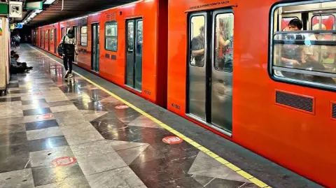 Autoridades del Sistema de Transporte Colectivo (STC) Metro informaron que la red funcionará con horario de día festivo, por lo que los usuarios deberán considerar ajustes en sus traslados. 

Para más información del tema, visita: 

¡Síguenos en nuestras redes sociales para mantenerte informado!

Twitter: https://twitter.com/eleconomista 
Facebook: https://www.facebook.com/ElEconomista.mx
Instagram: https://www.instagram.com/eleconomistamx
LinkedIn: https://www.linkedin.com/company/el-economista/

#ElEconomista #Metro