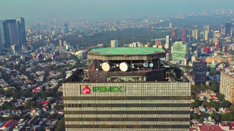 Además de los que recibieron más de 1 millón de pesos, en esas mismas dos dependencias públicas hubo nueve extrabajadores cuyas pensiones casi llegaron a tal cifra.

Para más información del tema, visita: 

¡Síguenos en nuestras redes sociales para mantenerte informado!

Twitter: https://twitter.com/eleconomista 
Facebook: https://www.facebook.com/ElEconomista.mx
Instagram: https://www.instagram.com/eleconomistamx
LinkedIn: https://www.linkedin.com/company/el-economista/

#ElEconomista #Pensiones