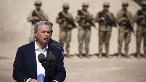 El presidente de Chile, José Antonio Kast, habla junto a un grupo de soldados cerca del puesto fronterizo de Chacalluta, en la frontera entre Chile y Perú.