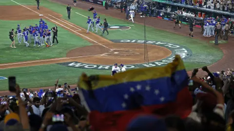 El equipo de Venezuela celebra una victoria por 4-2 contra el equipo de Italia después del partido en loanDepot park.