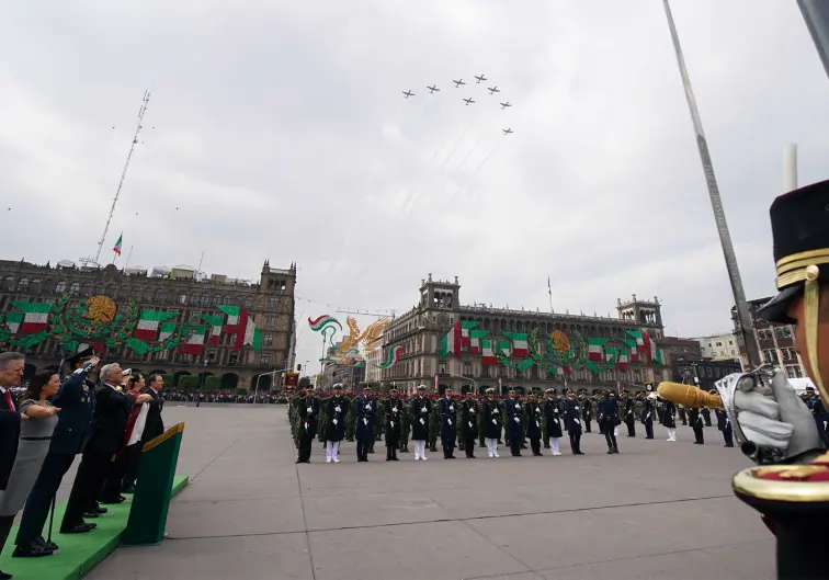 Desfile militar por el 209 aniversario de la Independencia de México