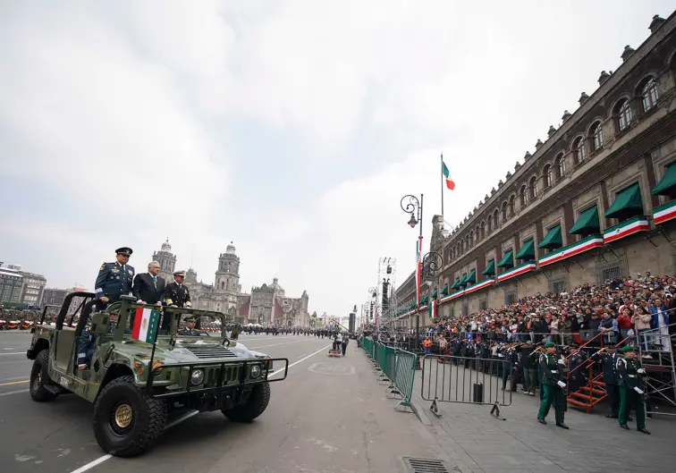 Desfile militar por el 209 aniversario de la Independencia de México
