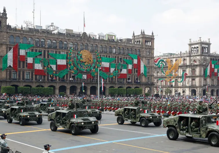 Desfile militar por el 209 aniversario de la Independencia de México