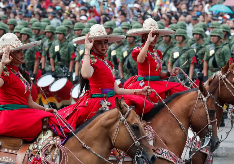 Desfile militar por el 209 aniversario de la Independencia de México