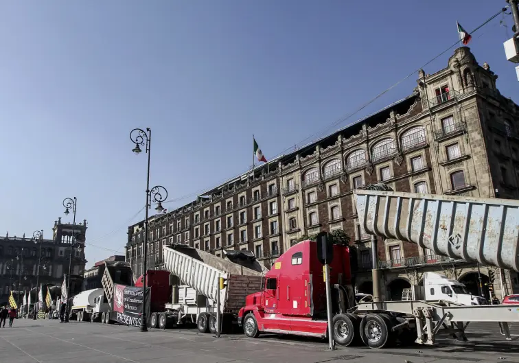 Transportistas bloquean accesos a la CDMX
