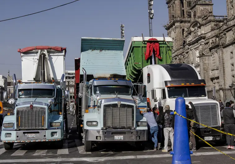 Transportistas bloquean accesos a la CDMX