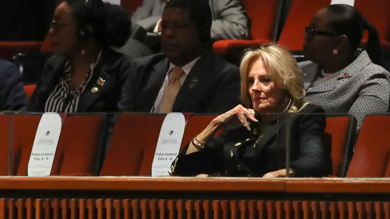 Jill Biden, primera dama de Estados Unidos, en el Palacio Legislativo de San Lázaro durante la ceremonia protocolaria de toma de protesta de Claudia Sheinbaum.