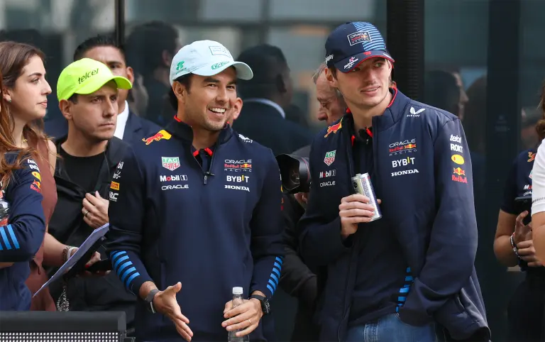 Sergio "Checo" Pérez y Max Verstappen, pilotos de Fórmula 1.