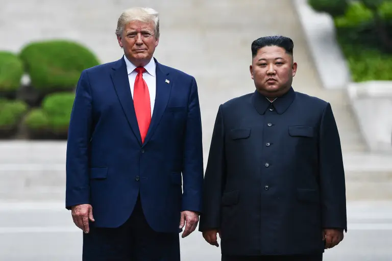 Donald Trump y el líder norcoreano Kim Jong-un, reunidos en la zona desmilitarizada entre Corea del Norte y Corea del Sur. Junio de 2019.