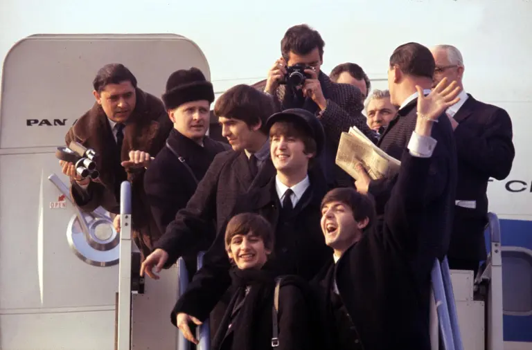 George Harrison, Ringo Starr, John Lennon, and Paul McCartney aterrizando en el aeropuerto JFK el 7 de febrero de 1964. Foto: Cortesía Apple Corps