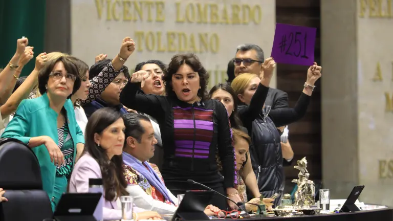 Diputadas de la oposición protestan en la Cámara de Diputados durante la votación para desechar el desafuero en contra del legislador Cuauhtémoc Blanco.