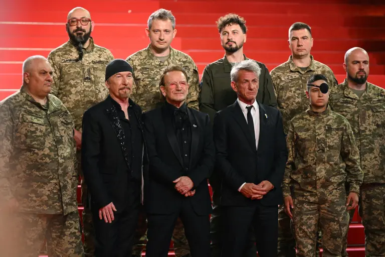 The Edge, Bono Sean Penn posan con militares ucranianos a su llegada a la proyección de la película "Bono: Historias de Rendición" en la 78.ª edición del Festival de Cine de Cannes.