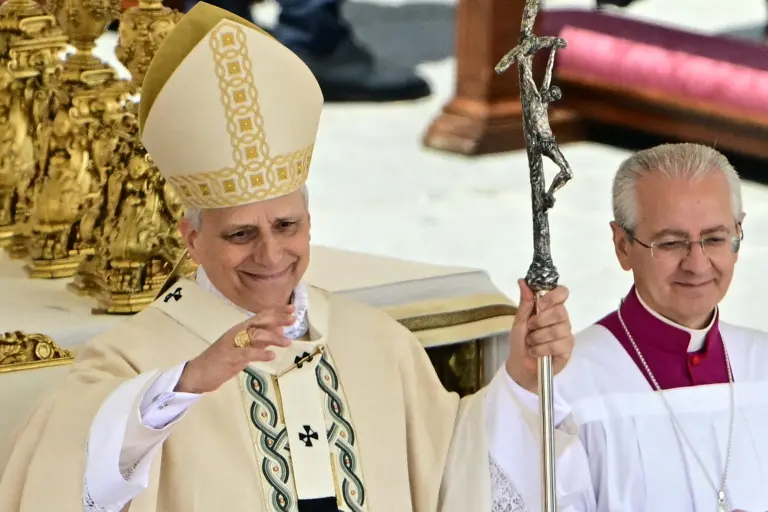 El Papa León XIV, con su anillo de pescador, saluda al final de una misa.