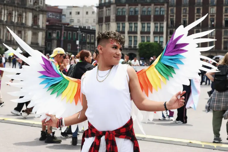Asistentes a la Marcha del Orgullo 2025.