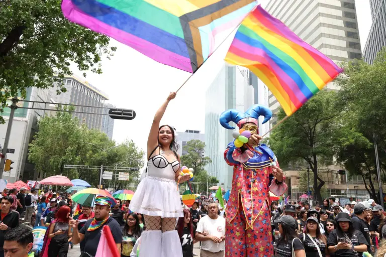 Asistentes a la Marcha del Orgullo 2025.