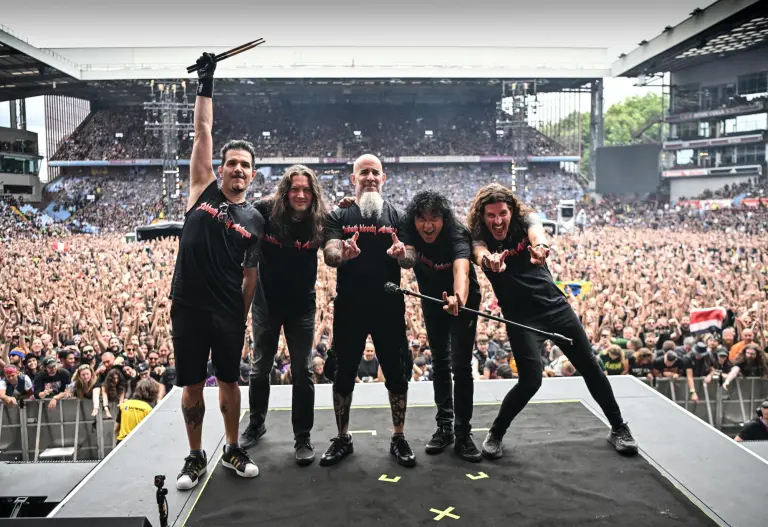 Los miembros de la banda estadounidense de rock Anthrax posan para una foto tras actuar como teloneros.