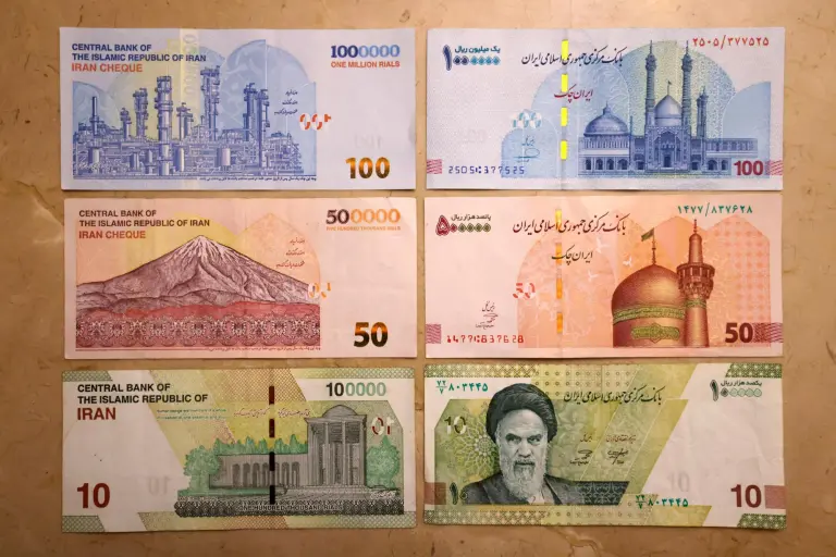 Antiguos billetes iraníes de un millón, 500.000 y 100.000 riales (izquierda) y los nuevos billetes con cuatro ceros eliminados (derecha).