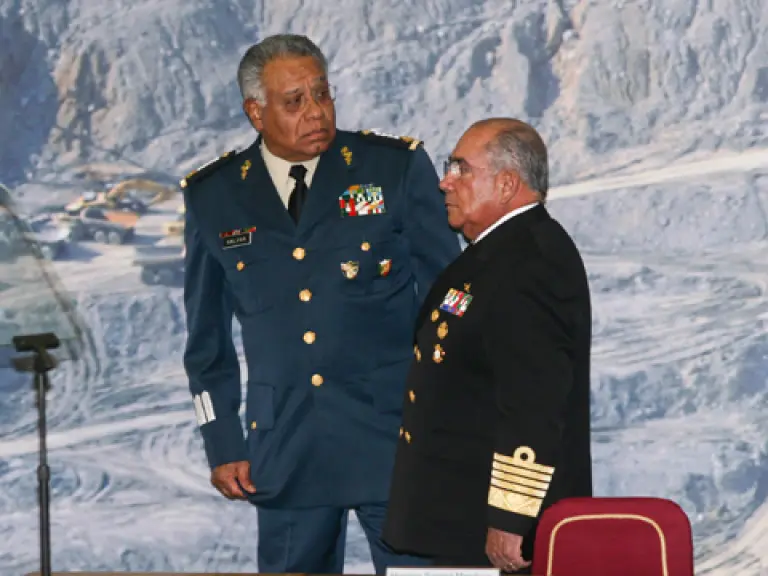 Rivalidad de Sedena y Semar no ayuda a guerra