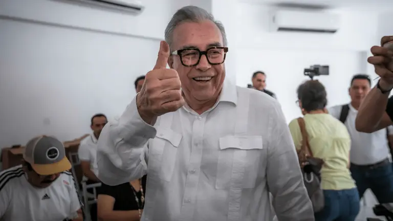 El Gobernador Rocha Moya acude a ejercer su derecho al voto