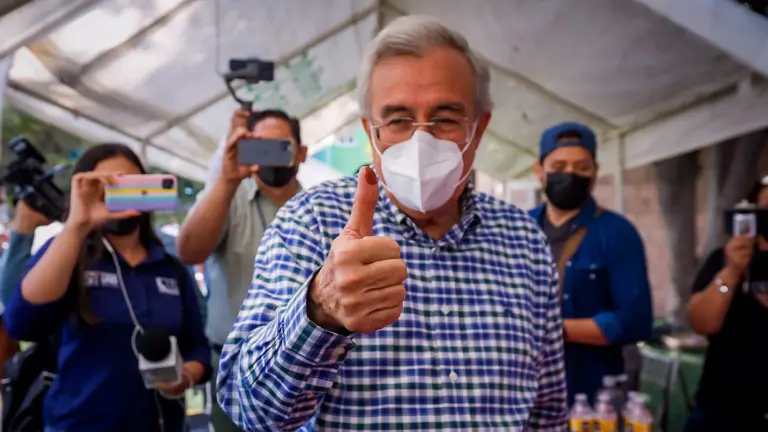 Acude el Gobernador Rocha Moya a ejercer su derecho ciudadano de votar