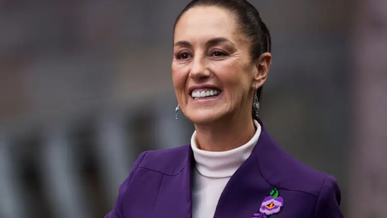 El 1 de octubre del 2024 Claudia Sheinbaum se convertirá en la primera mujer presidenta de México. Recibirá una economía tocada por la incertidumbre ante el plan de reformas del presidente saliente Andrés Manuel López Obrador que podría limitar el crecimiento potencial del país.
Para más información del tema, visita: https://www.eleconomista.com.mx/politica/claudia-sheinbaum-primera-presidenta-mexico-recibe-economia-tocada-incertidumbre-20240926-727565.html
Twitter: https://twitter.com/eleconomista
Sitio web: https://www.eleconomista.com.mx/
Facebook: https://www.facebook.com/ElEconomista.mx
#ElEconomista #ClaudiaSheinbuam #EETV