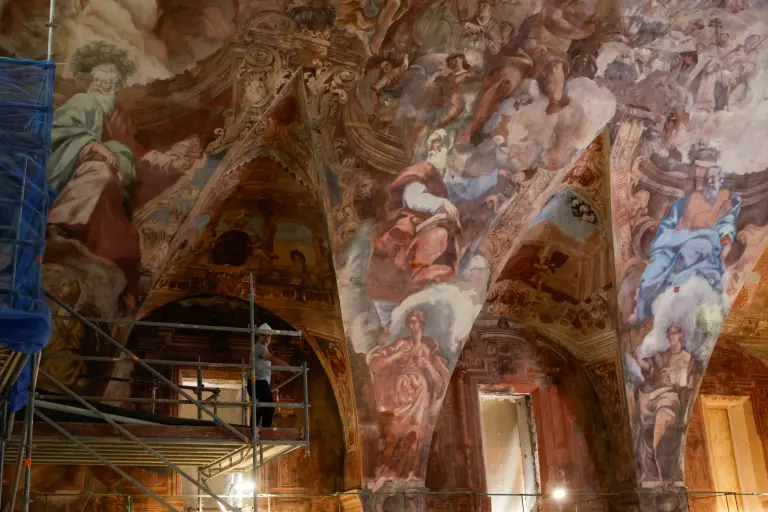 José Luis Regidor, restaurador y director de proyecto de la Iglesia de Santos Juanes, se encuentra en un andamio frente a la bóveda restaurada del pintor mural Antonio Palomino en Valencia, España, el 16 de septiembre de 2024.
