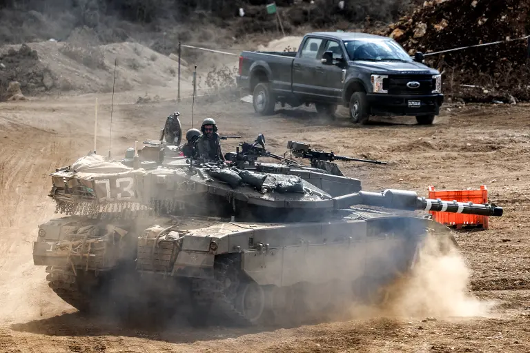 Tanque israelí circula cerca de la frontera con Líbano.