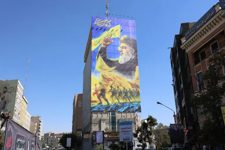 Un enorme retrato del asesinado líder de Hezbolá, Hassan Nasrallah, en Teherán.