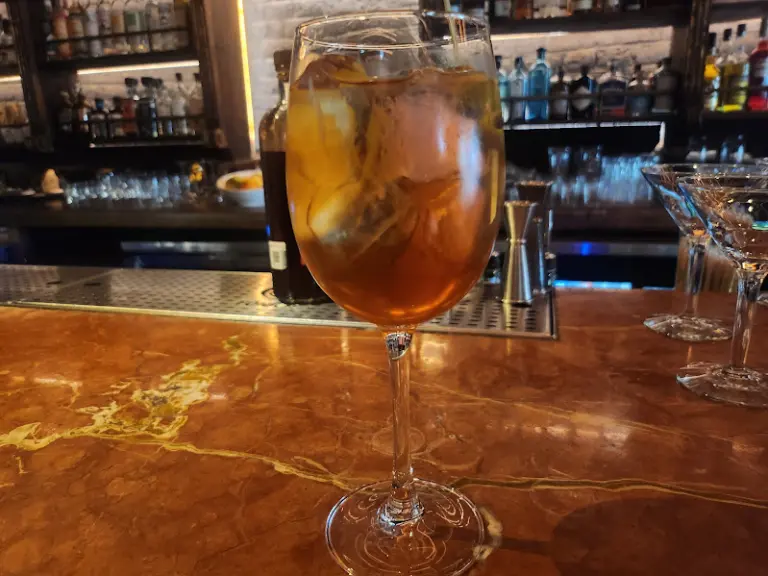 Spicy Rico Spritz se prepara con Xila, vermouth bianco y agua tónica.