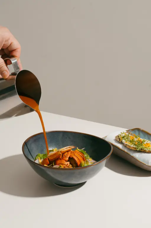 Sopa de tomate rostizado con una nube ahumada de comino