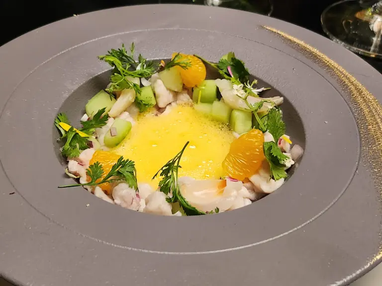 Ceviche extraviado con vinagreta especiada de zapote negro y aguaviento de mandarina con azahar
