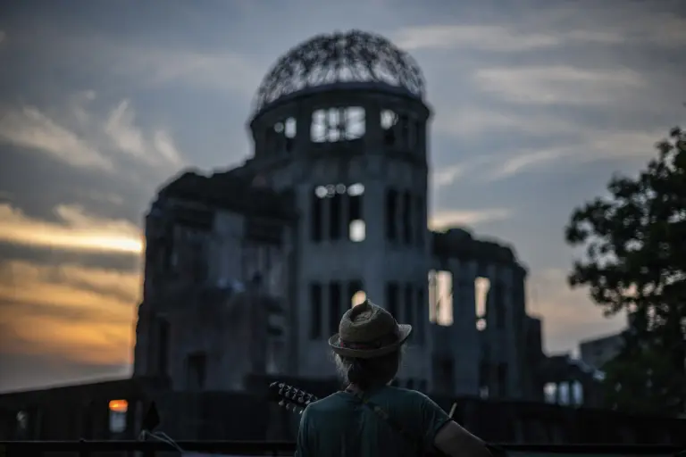 Las ruinas del Centro de Promoción Industrial de la Prefectura de Hiroshima, ahora conocido comúnmente como la cúpula de la bomba atómica.