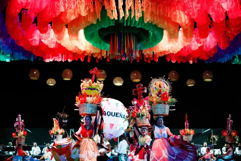 Bailarinas con canastas de flores.