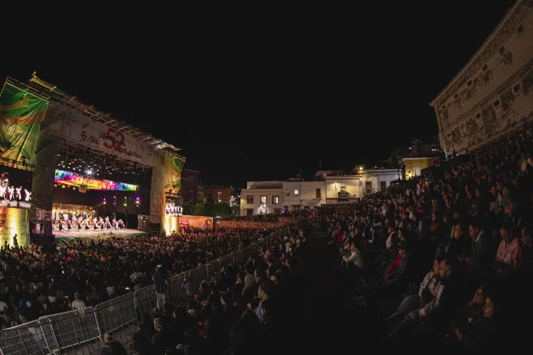 Público en la Alhóndiga de Granitas, esperando el espectáculo.