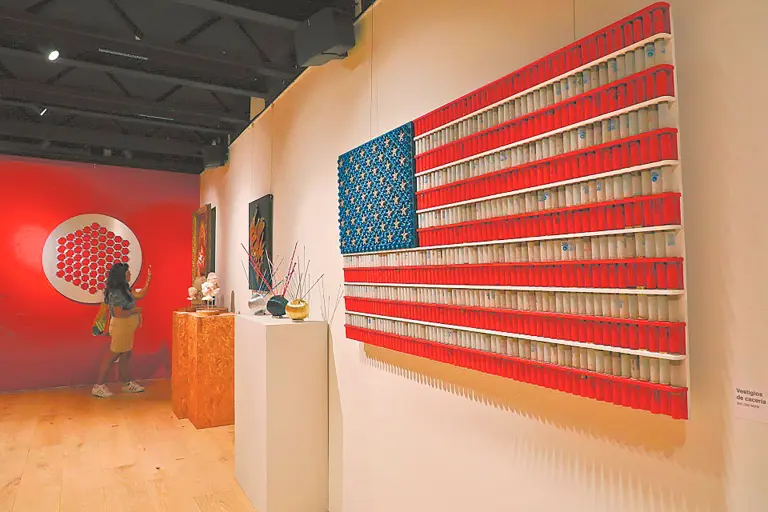 Bandera con cartuchos de escopeta de Bruno Newman.
