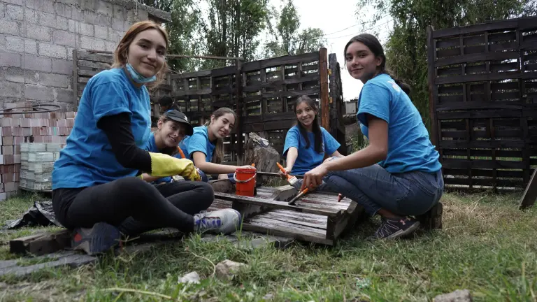 Voluntarios UP, apoyando en actividades de Compromiso Social.