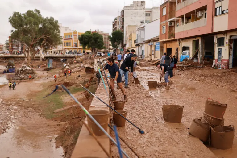 Voluntarios y vecinos ayudan a limpiar tras las fuertes lluvias que provocaron inundaciones, en Paiporta, cerca de Valencia, España