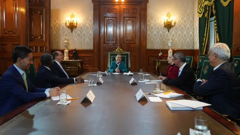 Claudia Sheinbaum se reunió en Palacio Nacional con el presidente de BlackRock, Larry Fink y el director ejecutivo de Global Infrastructure Partners, Adebayo Ogunlesi.
