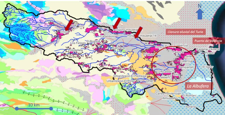 Mapa simplificado de unidades geológicas y geomorfológicas de la rambla del Poyo (divisoria de aguas en negro). Depósitos cuaternarios de río y ladera (grises); conglomerados, margas, calizas y areniscas terciarias (amarillos y naranjas); conjuntos de rocas más resistentes como calizas, dolomías y areniscas secundarias en relieves más escarpados (azules y verdes). Zonas urbanas (fucsia). El círculo rojo indica un gran abanico aluvial en la parte baja de la cuenca donde se ubican muchos de los municipios afectados. Las flechas rojas indican también puntos conflictivos. En estas zonas converge y diverge el agua en momentos de gran crecida. Los autores, con datos del IGN y del ICV: Institut Cartogràfic Valencià, CC BY-SA