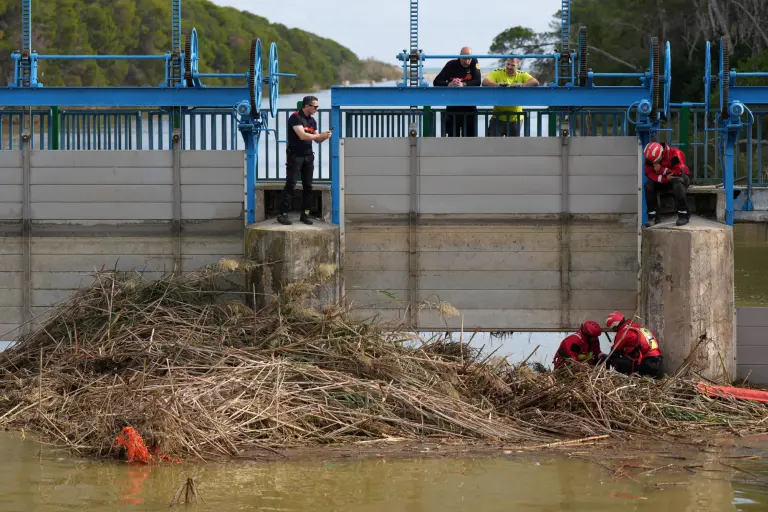 Los bomberos de Valencia buscan víctimas en una esclusa de L'Albufera, cerca de Valencia, este de España.