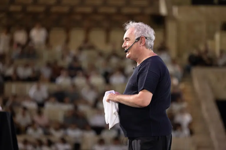 El chef Ferran Adria dando una conferencia magistral en el Festival Apapaxoa, en Quintana Roo.