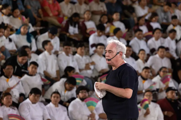 Ferrán Adrià, el legendario chef que cerró elBulli en 2011, continúa revolucionando la gastronomía con proyectos de innovación.