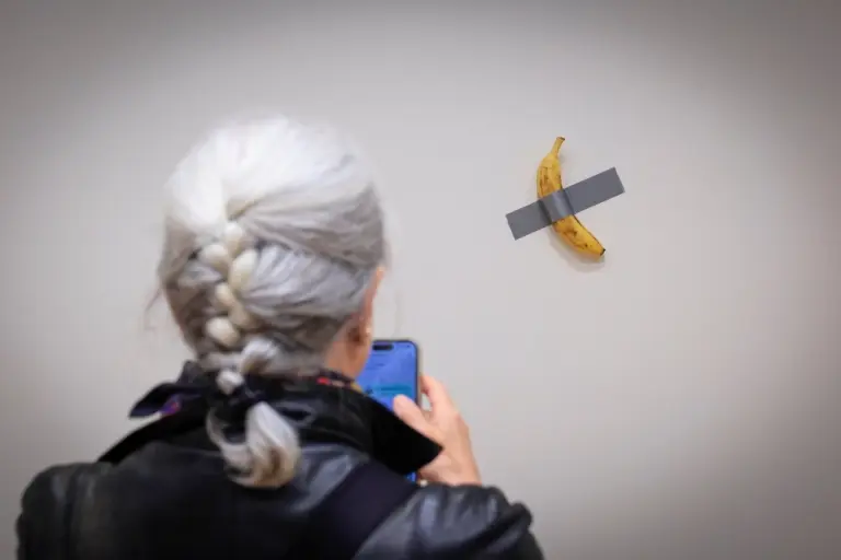 "Comedian" de Maurizio Cattelan: el plátano millonario.