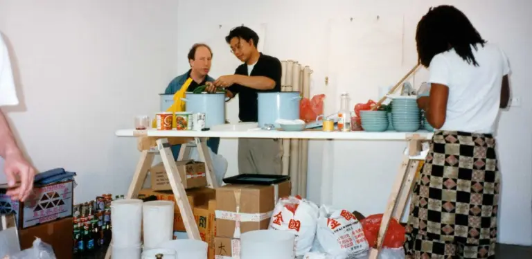 "Untitled (Free)" de Rirkrit Tiravanija: el arte como experiencia colectiva