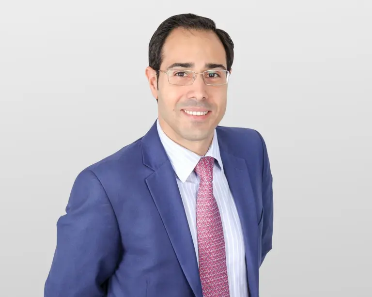 Nabil Fakih, cirujano español reconocido por su experiencia en medicina estética y reconstrucción facial.