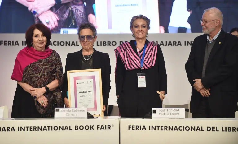 Gabriela Cabezón Cámara recibe el Premio de Literatura Sor Juana Inés de la Cruz 2024.