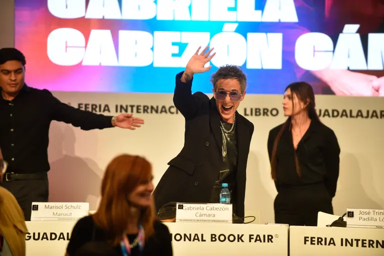 Gabriela Cabezón Cámara recibe el Premio de Literatura Sor Juana Inés de la Cruz 2024.