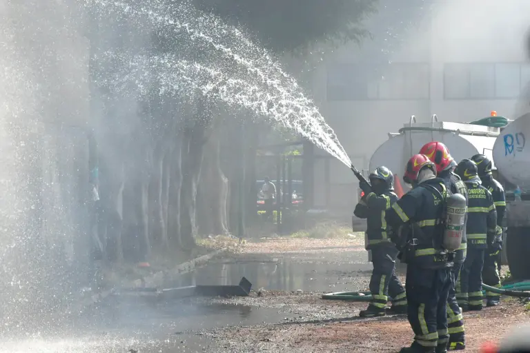 Como medida de prevención se suspendieron las actividades de la alcaldía y se desalojó al personal de diversos edificios. Se continúa trabajando en la conflagración del incendio.