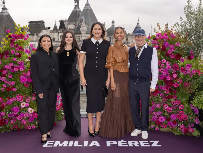 El director Jacques Audiard y las estrellas Karla Sofía Gascón, Zoe Saldaña, Selena Gomez y Adriana Paz en Londres.